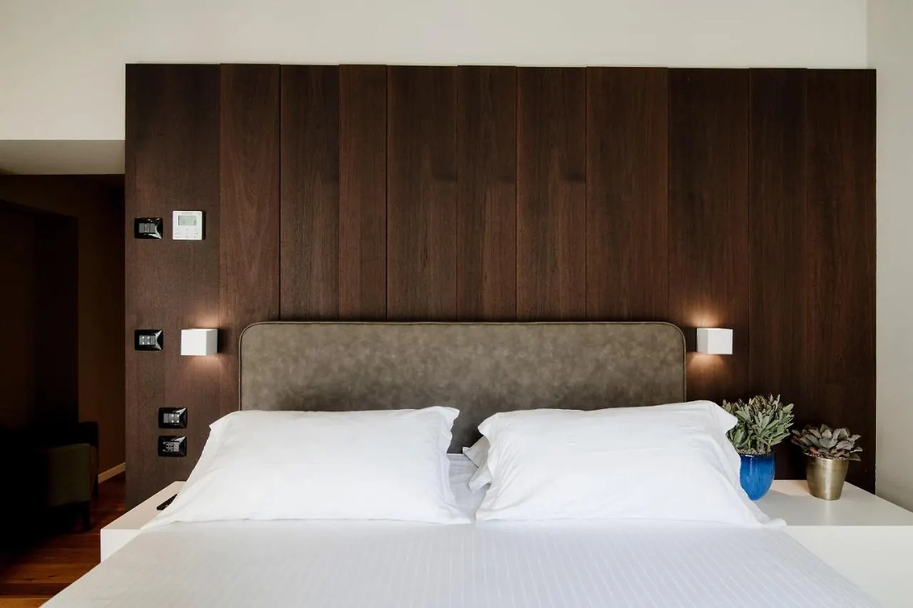 Ama 18 Rooms - The House Of Travelers- Como Pensjonat