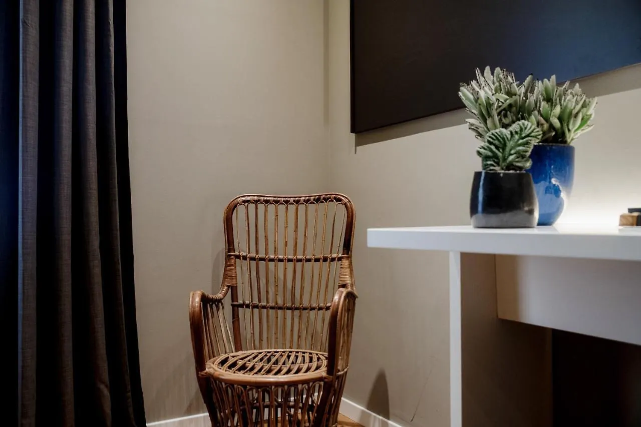 Ama 18 Rooms - The House Of Travelers- Como 0*,  Włochy