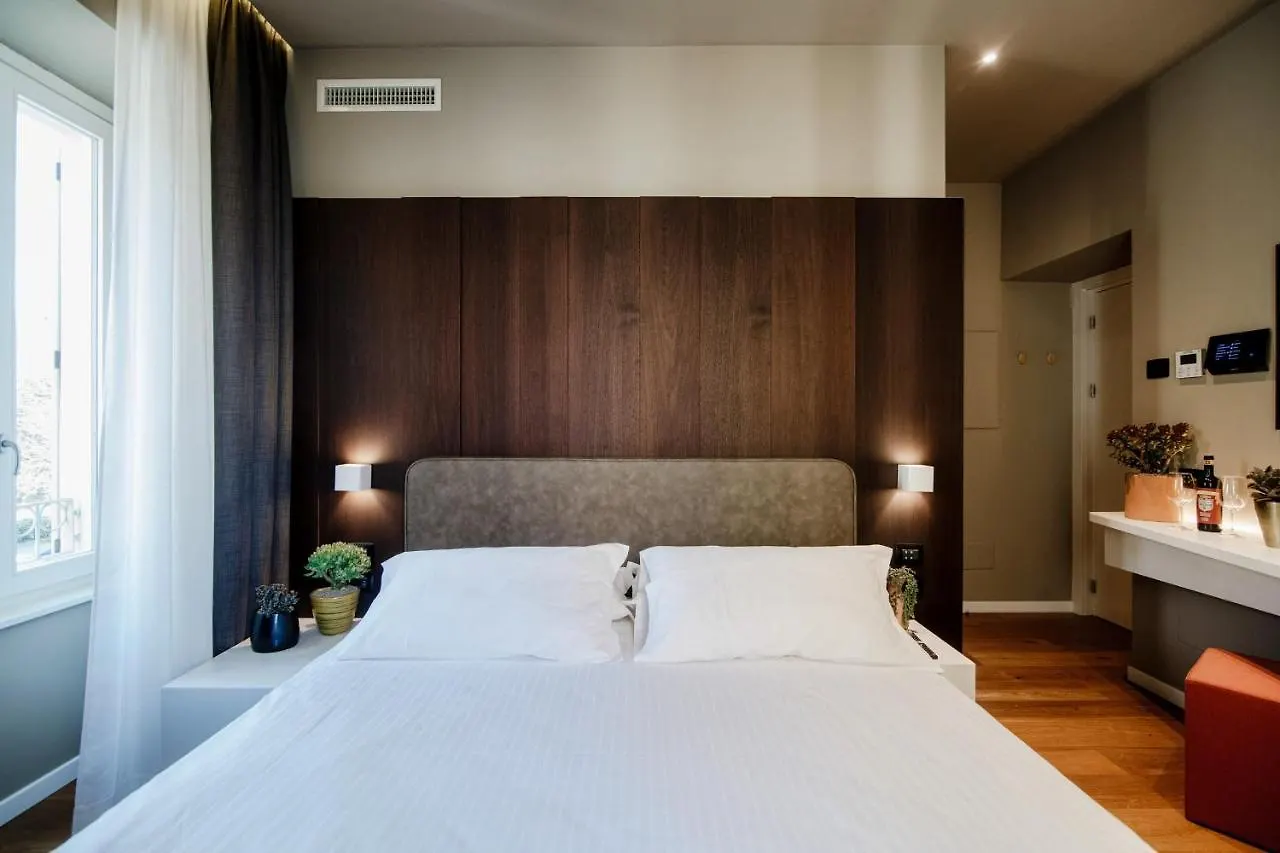 Ama 18 Rooms - The House Of Travelers- Como Włochy