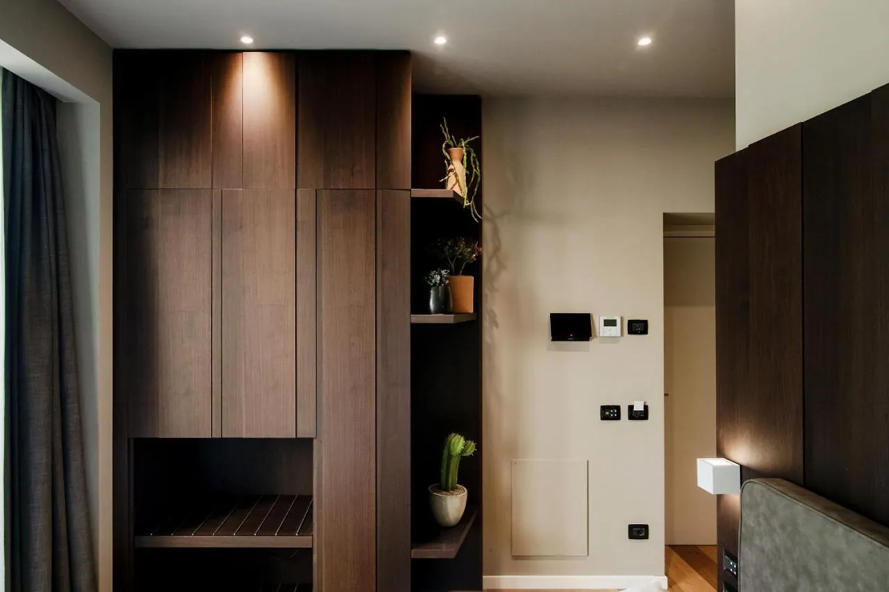 Ama 18 Rooms - The House Of Travelers- Como 0*,  Italy
