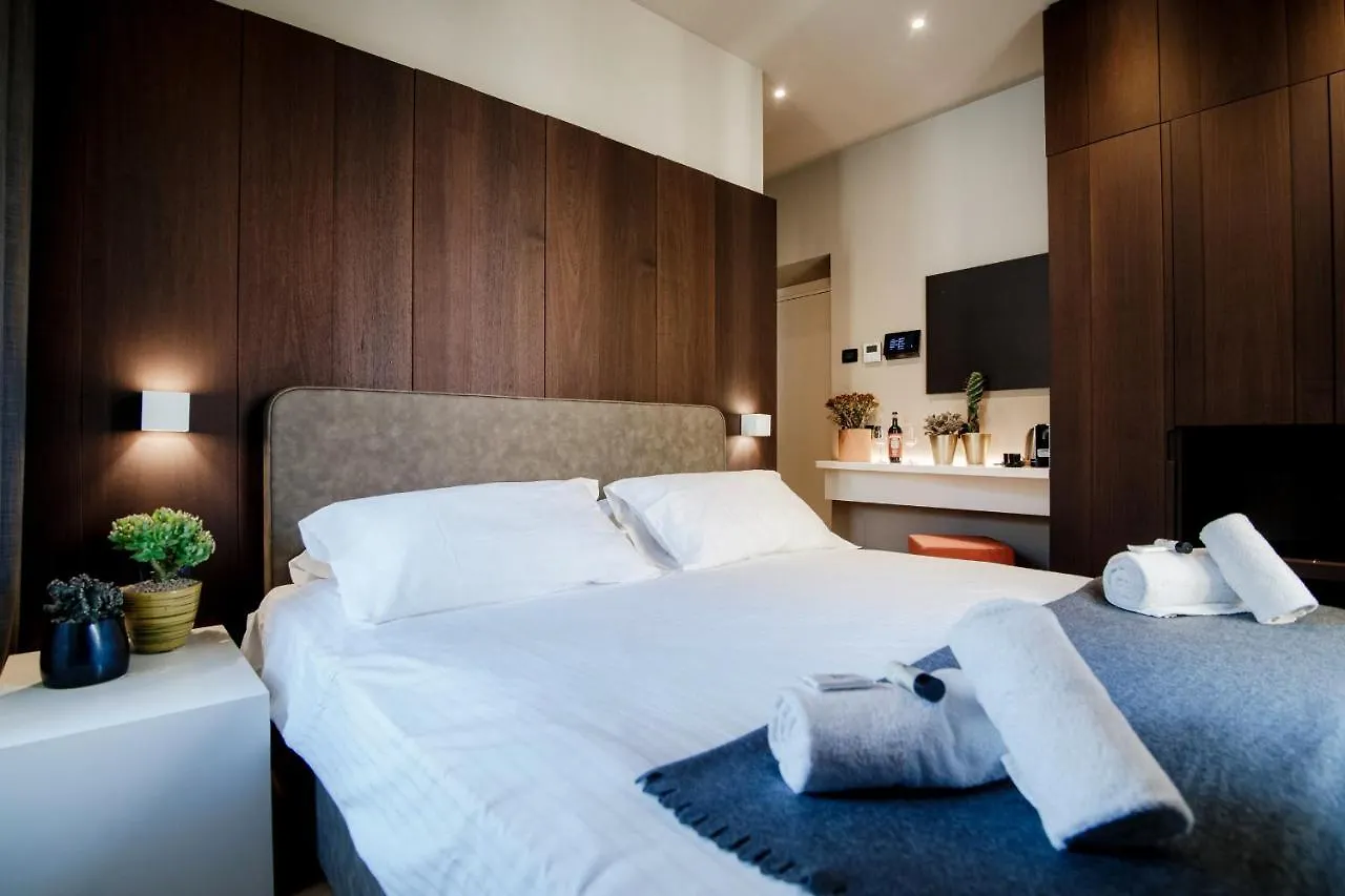 Ama 18 Rooms - The House Of Travelers- Como 0*,  Italy