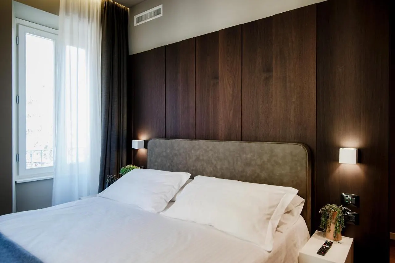 Ama 18 Rooms - The House Of Travelers- Como Guest house